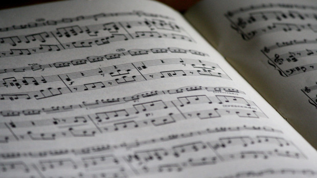 MusicLM que puede generar piezas musicales de varios minutos de duración a partir de directrices de texto