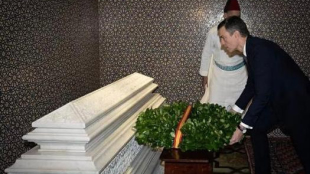 Pedro Sánchez rindiendo honores en la tumba de Hassán II