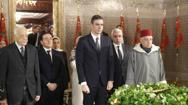 El presidente del Gobierno español, Pedro Sánchez (3d), visita el Mausoleo Mohamed V en Rabat, Marruecos, junto al historiador del Reino de Marruecos y portavoz del Palacio Real, Abdelhak Lamrini (d), y el ministro marroquí de Sanidad, Khalid Ait Taleb (2d), y el ministro español de Exteriores, José Manuel Albares (2i). El presidente del Gobierno realizó este jueves una ofrenda floral en el mausoleo de Mohamed V, en Rabat, antes del inicio de las sesiones de la XII Reunión de Alto Nivel (RAN) entre España y Marruecos. EFE/ Mohamed Siali