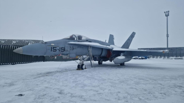 Un F-18 rodeado por la nieve en la base del Destacamento en Rumanía