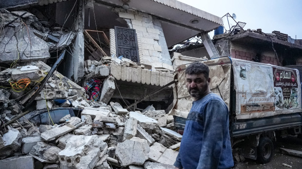 Un hombre junto a las ruinas de su casa en Jandairis, Siria