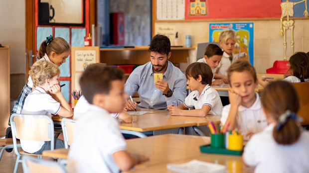 Los colegios CEU incluirán la enseñanza de programación, Inteligencia Artificial y pensamiento computacional. Los colegios CEU introducirán a partir del curso 2023-24 la enseñanza de programación, inteligencia artificial y pensamiento computacional en sus aulas gracias a la colaboración de Code.org, fundación norteamericana de innovación educativa, según ha informado la institución. POLITICA CEU