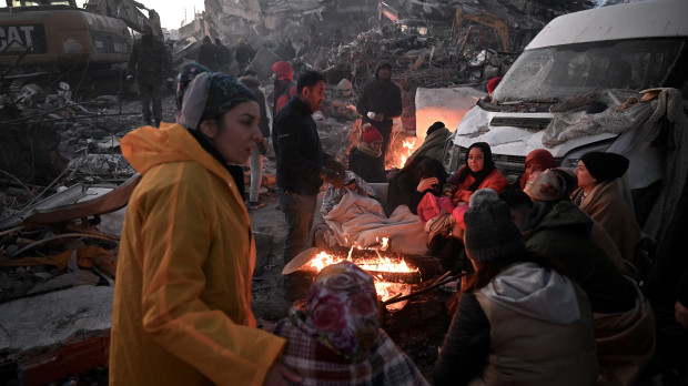 Varios supervivientes del terremoto se calientan con fuego en las calle de Kahramanmaras, en Turquía
