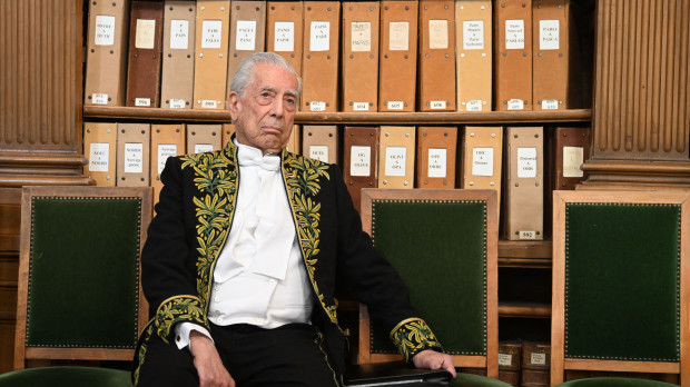 Mario Vargas Llosa en la Academia Francesa