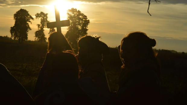 3. La vestimenta de los sacerdotes En los días de Cuaresma, una de las pistas que encontrarás para recordarte que estás en este tiempo, es por ejemplo el color con el que viste el sacerdote o está decorada la iglesia. El morado es el color predominante durante esta época, igual que en Adviento, y hace referencia al luto y a la penitencia. 4. Algunos cambios en las celebraciones eucarísticas El Miércoles de Ceniza da comienzo al tiempo de Cuaresma. Esta época del año son concretamente los 40 días previos a la celebración de la Pascua. También es un tiempo litúrgico propio, es decir, distinto al tiempo ordinario que se vive en la Iglesia y con unas características particulares. En la Santa Misa se suprimen los cantos de alabanza del "Aleluya" y del "Gloria", a la espera de la celebración de la Pascua de Resurrección. 5. La limosna La limosna es fruto de la misericordia. En Cuaresma se debe dejar de pensar en uno mismo, para saber amar y dar a los demás. Por esto, el camino hacia Cristo implica un caminar hacia el más necesitado. Un cristiano tiende su mano para ayudar y la ofrece para servir y compartir. Dios quiere que la limosna sea fruto del amor, un verdadero compartir, no sólo dar lo que te sobra. Para ello, hay que ser humilde y ver a Jesús en el pobre. 6. La Cruz La Cruz es el símbolo del cristiano, que nos enseña cuál es nuestra auténtica vocación como seres humanos. No es solo dolor, también salvación y victoria: es el signo del amor más grande. El signo de la cruz nos compromete a vivir un amor entregado hasta el fin, como el de Cristo. Dios quiere que todo cristiano sepa llevar la cruz cada día, y con ello, aceptar los dolores y fracasos que se pongan en el camino. Y, además, se debe unir siempre la cruz de uno mismo a la de Cristo. 7. La Ceniza Con la imposición de las cenizas, se inicia una estación espiritual particularmente relevante para todo cristiano que quiera prepararse dignamente para la vivir el Misterio Pascual, es decir, la Pasión, Muerte y Resurrección del Señor Jesús. La Iglesia lo ha conservado como signo de la actitud del corazón penitente que cada bautizado está llamado a asumir en el itinerario cuaresmal. Se debe ayudar a los fieles, que acuden en gran número a recibir la Ceniza, a que capten el significado interior que tiene este gesto, que abre a la conversión y al esfuerzo de la renovación pascual. Pero es, sobre todo, una llamada a poner el fundamento de nuestra existencia, no en nosotros mismos, sino en Cristo. 8. La oración El camino de la oración es vida del alma y una necesidad permanente. Sin ella es imposible convertirse a Dios, permanecer en unión con Él, en esa comunión que nos hace madurar espiritualmente. En el tiempo cuaresmal se intensifica la escucha de la Palabra y la relación dialogal con Dios. El Señor Jesús nos ha enseñado a orar ante todo orando Él mismo: “y pasó la noche orando”; otro día, como escribe San Mateo, “subió a un monte apartado para orar y, llegada la noche, estaba allí sólo”. Sólo una vez, cuando le preguntaron los apóstoles: “Señor, enséñanos a orar”, les dio el contenido más sencillo y más profundo de su oración: el Padrenuestro. Por eso, Dios quiere que la oración sea íntima y auténtica. 9. Los días son más largos Cuando entramos en el tiempo de Cuaresma se empiezan a notar que los días son más largos, por lo que la primavera ya se deja entrever. Así se deja atrás el invierno para dar la bienvenida a una nueva estación. Poco a poco, se cuenta con más horas de sol y los días se alargan. 10. Las cocinas españolas El potaje de vigilia o Cuaresma se ha convertido en los últimos años en un plato de cuchara que no puede faltar en las mesas de las familias españolas el Viernes Santo. Un plato de legumbres que a diferencia de los más habituales en nuestro territorio, se toma con bacalao en lugar de con carne por lo que es apta para cumplir con los preceptos religiosos que piden que no se coma carne en esta época del año.