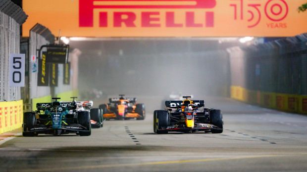 18 STROLL Lance (can), Aston Martin F1 Team AMR22, and 01 VERSTAPPEN Max (nld), Red Bull Racing RB18, action during the Singapore Formula One Grand Prix, at the Marina Bay City Circuit in Singapore, Sunday, Oct.2, 2022.