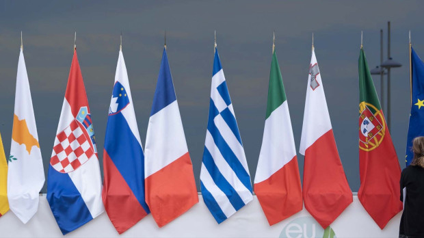 Banderas de varios países mediterráneos ondeando