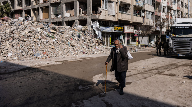 Un hombre pasea entre los edificios derruidos por el terremoto en la ciudad de Antakya