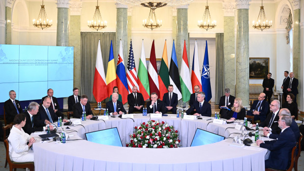 El presidente de los Estados Unidos, Joe Biden, asiste a una reunión de los Nueve de Bucarest