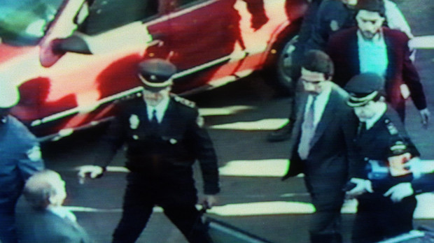 José María Aznar sufre heridas leves después de un atentado con coche-bomba perpetrado por ETA en 1995