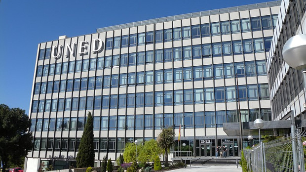 Fachada de uno de los edificios de la UNED