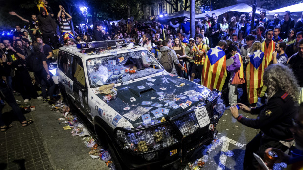 Aspecto de uno de los coches de la Guardia Civil que realizaban un registro con motivo del 1-O en la sede de la consejería de Economía de la Generalitat de Cataluña