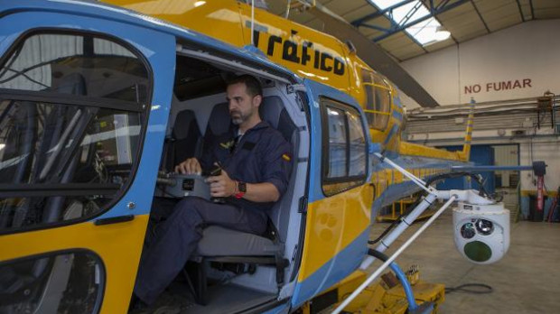 El operador de cámara del Pegasus junto a la bola radar para mediciones