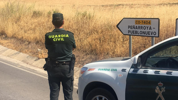 Un agente de la Guardia Civil en el puesto de Peñarroya-Pueblonuevo.