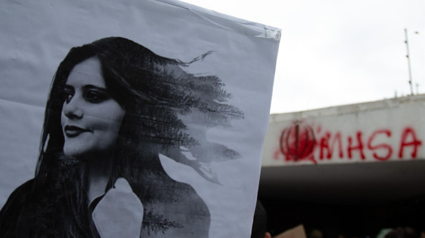 Fotografía de un cartel que muestra una imagen de la joven kurda Mahsa Amini, durante una manifestación