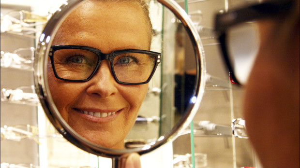 LA DISEãADORA EVA ATTLING DURANTE LA PRESENTACION DE LA FIRMA DE GAFAS " EFVA ATTLING " EN ESTOCOLMO EN LA IMAGEN LA CARA DE ATTLING EN UN ESPEJO Mattias Hansson / All Over Press / © KORPA 30/08/2007 ESTOCOLMO *** Local Caption *** Sweden STOCKHOLM 20070830 Designer Efva Attling lauches her Ltd Edition eyarweardesign at the reopening of Synsam boutique in Stockholm. Mattias Hansson/All Over Press © KORPA (efva3.jpg)