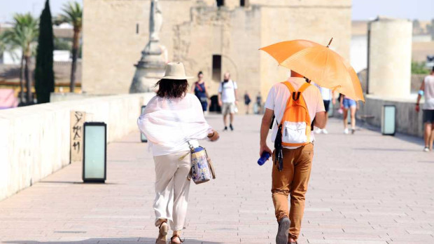 Turistas en el Puente Romano de Córdoba