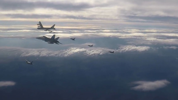Un B-52 vuela escoltado por cazas de combate aliados, entre ellos un F-18 del Ejército del Aire español