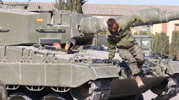 Un militar ucraniano subido en uno de los carros de combate Leopard 2A4 durante la presentación de la formación de las Fuerzas Armadas españolas a militares ucranianos, en el Centro de Adiestramiento de San Gregorio, a 13 de marzo de 2023, en Zaragoza, Aragón (España). Las Fuerzas Armadas españolas adiestrarán a 55 soldados ucranianos en el manejo de los carros de combate Leopard 2A4. Se trata de un modelo que España se ha comprometido a mandar a Ucrania una vez se complete la recuperación de estos vehículos blindados, que están aparcados en un garaje del centro logístico de Casetas (Zaragoza) desde hace una década y que exigen una inspección técnica profunda. Este entrenamiento se engloba dentro de la Misión de Entrenamiento de la UE. 13 MARZO 2023;ZARAGOZA;ARAGÓN;MILITARES UCRANIANOS;COMBATE LEOPARD Fabián Simón / Europa Press 13/3/2023