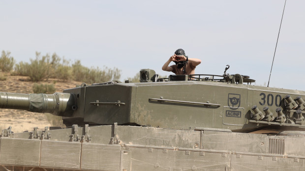 Un militar ucraniano subido a uno de los carros de combate Leopard 2A4 durante la presentación de la formación de las Fuerzas Armadas españolas a militares ucranianos, en el Centro de Adiestramiento de San Gregorio, a 13 de marzo de 2023, en Zaragoza, Aragón (España). Las Fuerzas Armadas españolas adiestrarán a 55 soldados ucranianos en el manejo de los carros de combate Leopard 2A4. Se trata de un modelo que España se ha comprometido a mandar a Ucrania una vez se complete la recuperación de estos vehículos blindados, que están aparcados en un garaje del centro logístico de Casetas (Zaragoza) desde hace una década y que exigen una inspección técnica profunda. Este entrenamiento se engloba dentro de la Misión de Entrenamiento de la UE. 13 MARZO 2023;ZARAGOZA;ARAGÓN;MILITARES UCRANIANOS;COMBATE LEOPARD Fabián Simón / Europa Press 13/3/2023