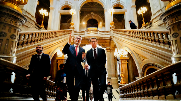 El presidente del PP, Alberto Núñez Feijóo, en Lisboa mantiene una reunión con el presidente de la Cámara Municipal de Lisboa, Carlos Moedas