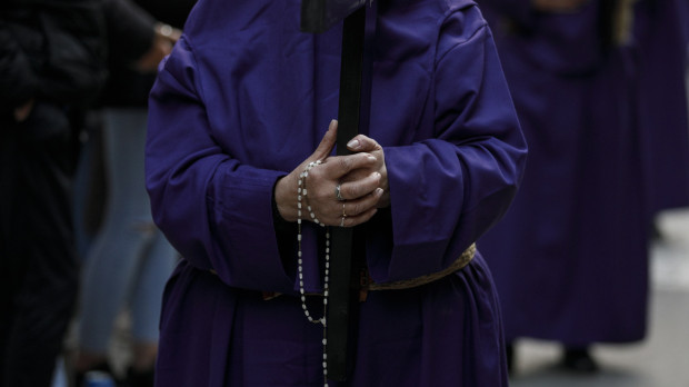 Un penitente de la Hermandad de Jesús Nazareno durante el Miércoles Santo en Granada