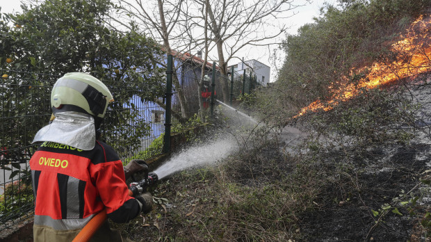 OVIEDO, 31/03/2023.- Vista del incendio registrado la pasada noche en el Monte Naranco de Oviedo, donde tuvieron que ser desalojadas 65 personas de los núcleos de Cuyences y Fitoria. EFE/J.L.Cereijido