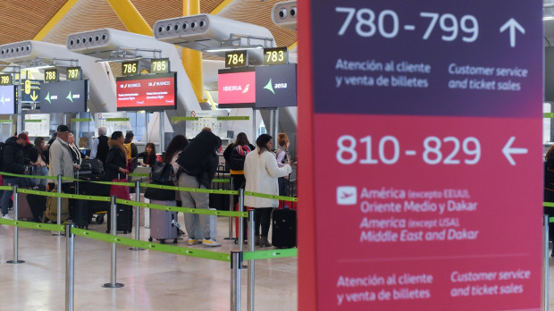 Varias personas esperan para embarcar y facturar en la zona de salidasTerminal 4 del Aeropuerto Adolfo Suárez Madrid-Barajas