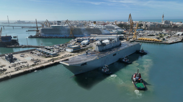 El LHD Juan Carlos I de la Armada llega al astillero de Navantia en Cádiz