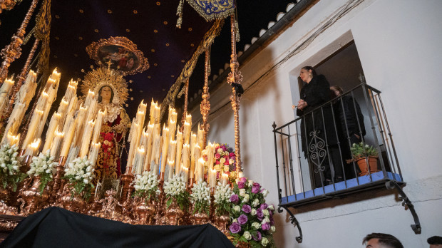 AME9146. GRANADA (ESPAÑA), 06/04/2023.- Creyentes observa el paso de la procesión del Cristo del Consuelo y María Santísima del Sacromonte, conocida como procesión del Cristo de los Gitanos, la cual es la más solemne de la Semana Santa de Granada, a su paso esta madrugada por el turístico barrio del Sacromonte, en Granada (España). Miles de personas han recibido en el camino del Sacromonte a la procesión camino a la Abadía. EFE/ Miguel Ángel Molina