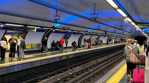 Pasajeros esperando en el andén de la línea 1 de Metro