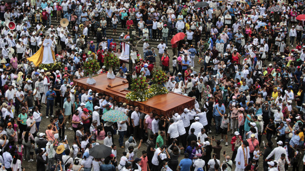 Los fieles procesionaron con el crucificado en el terreno de la catedral de Managua a pesar de la prohibición