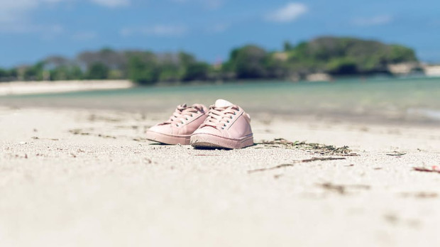 Un par de zapatillas en una playa