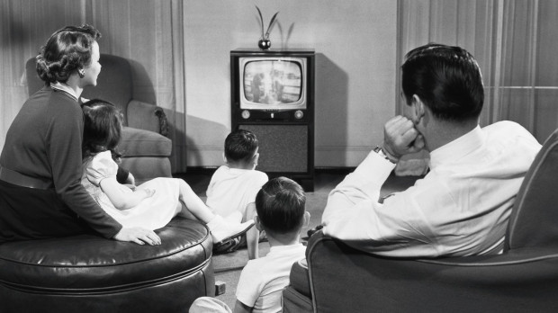 Una familia ve la televisión a mediados del pasado siglo