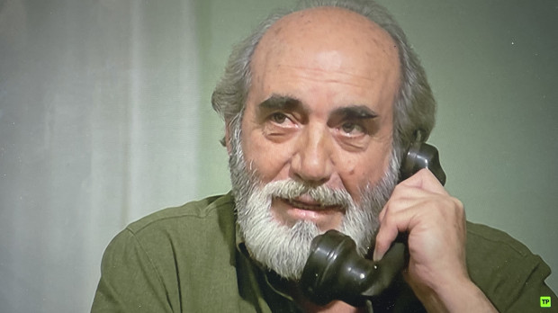 El escritor Alvajara, interpretado por Antonio Ferrandis, durante su conversación con el Rey