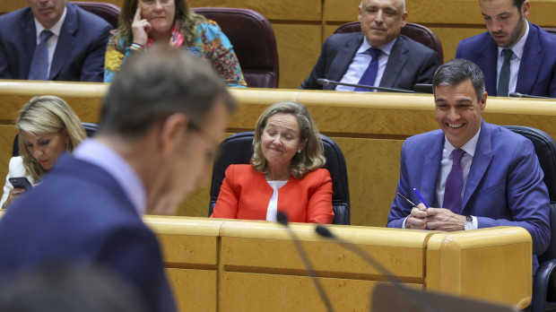 Pedro Sánchez se ríe mientras Alberto Núñez Feijóo se dirige a él