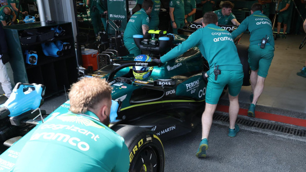Los mecánicos de Aston Martin meten el coche de Alonso en el garaje de Azerbaiyán