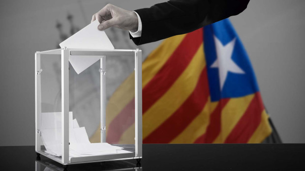 Montaje: una urna con la estelada de fondo