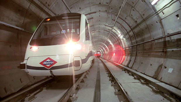 Metro de Madrid a su paso por un túnel