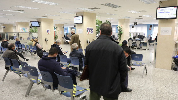 Varias personas esperan en una oficina de la Agencia Tributaria