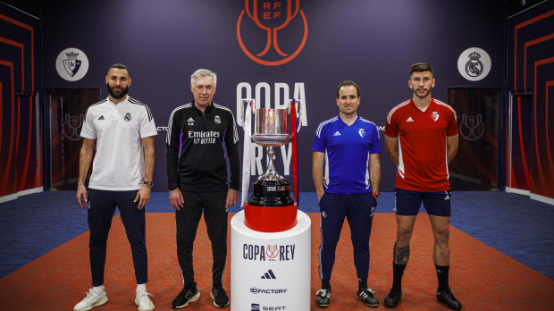 Benzema, Ancelotti (Real Madrid), Arrasate y David García (Osasuna), en la foto oficial de la final de Copa