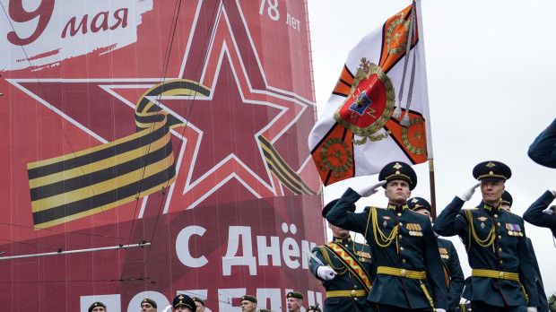 Militares rusos marchan durante el desfile del Día de la Victoria en Rostov del Don