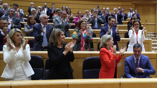 El presidente del Gobierno, Pedro Sánchez (d), recibe un aplauso de la bancada socialista