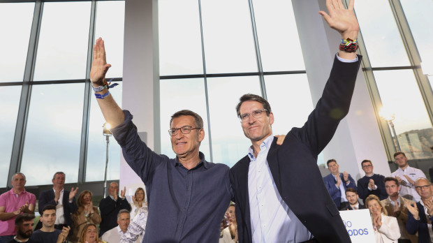 LOGROÑO 13/05/2023.- El candidato a la presidencia de La Rioja, Gonzalo Capellán (d), es felicitado por el presidente del PP, Alberto Núñez Feijóo, tras su intervención en el acto electoral del PP, celebrado, este sábado en Logroño EFE/Raquel Manzanares