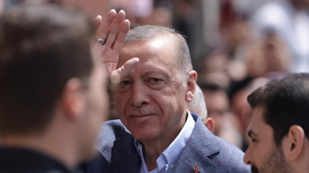 Istanbul (Turkey), 14/05/2023.- Turkish President Erdogan greets his supporters before he votes for the general elections, at a polling stsation in Istanbul, Turkey, 14 May 2023, as the country holds simultaneous parliamentary and presidential elections. (Elecciones, Turquía, Estanbul) EFE/EPA/ERDEM SAHIN