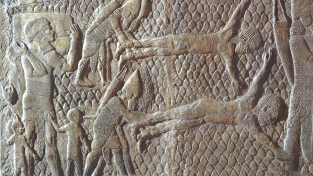 Escena de tortura en un relieve asirio