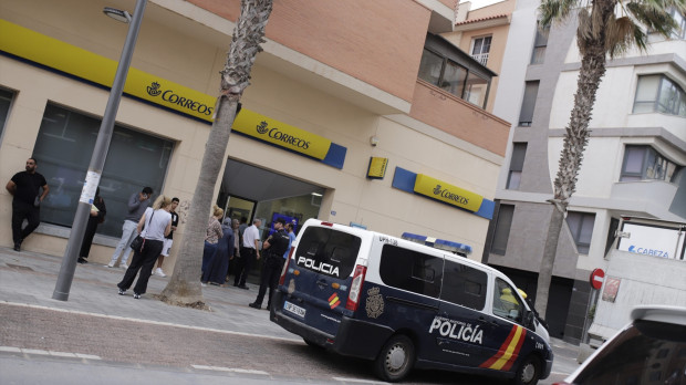 Un furgón policial frente a una oficina de correos, a 17 de mayo de 2023, en Melilla (España). El lunes 15 de mayo, Vox presentó ante la Junta Electoral Provincial un escrito en el que solicita la suspensión del voto por correo en la ciudad de Melilla denunciando supuestas "irregularidades" que podrían alterar el resultado de las elecciones del próximo 28 de mayo. Esta denuncia tuvo lugar minutos después de que el principal partido del Gobierno melillense, Coalición por Melilla (CPM), anunciase que pedirá al Tribunal Contencioso-Administrativo la suspensión de las elecciones del 28 de mayo en la ciudad española del norte de África por un supuesto "fraude masivo" en forma de "compra de votos" tras duplicarse en estos comicios el voto por correo y por los atracos sufridos por los carteros de Correos que reparten la documentación electoral en la ciudad. 17 MAYO 2023;CORREOS;FRAUDE;ELECCIONES;VOTOS;VOTO POR CORREO;MELILLA;POLÍTICA;VOX Ilies Amar / Europa Press 17/5/2023
