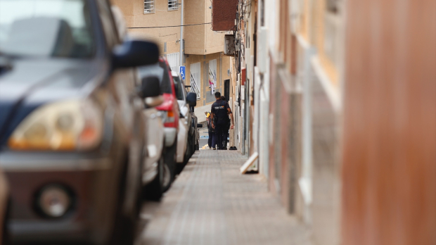 Policía acompaña a un trabajador de correos, a 17 de mayo de 2023, en Melilla (España). El lunes 15 de mayo, Vox presentó ante la Junta Electoral Provincial un escrito en el que solicita la suspensión del voto por correo en la ciudad de Melilla denunciando supuestas "irregularidades" que podrían alterar el resultado de las elecciones del próximo 28 de mayo. Esta denuncia tuvo lugar minutos después de que el principal partido del Gobierno melillense, Coalición por Melilla (CPM), anunciase que pedirá al Tribunal Contencioso-Administrativo la suspensión de las elecciones del 28 de mayo en la ciudad española del norte de África por un supuesto "fraude masivo" en forma de "compra de votos" tras duplicarse en estos comicios el voto por correo y por los atracos sufridos por los carteros de Correos que reparten la documentación electoral en la ciudad. 17 MAYO 2023;CORREOS;FRAUDE;ELECCIONES;VOTOS;VOTO POR CORREO;MELILLA;POLÍTICA;VOX Ilies Amar / Europa Press 17/5/2023