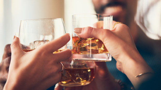 Un grupo de personas bebe alcohol