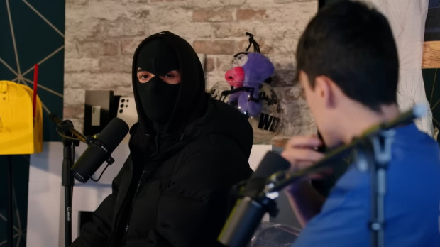 El hacker Alcasec (encapuchado), durante una entrevista